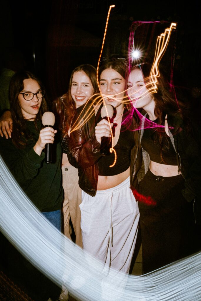 Karaoke Tarnowskie Góry to serce śląskiej zabawy – tu rozśpiewane wieczory stają się tradycją. Wskakuj do Dolna Bar i poczuj, jak brzmi Śląsk przy mikrofonie.