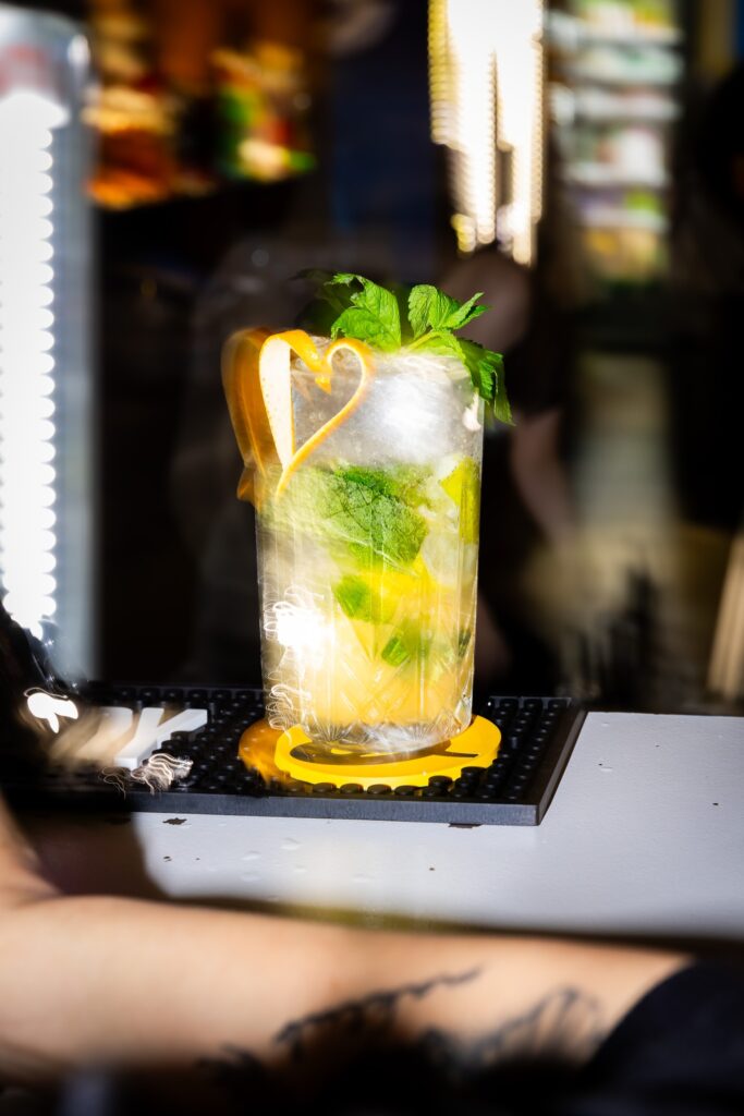 Jeśli lubisz spędzać weekend w Świerklańcu, to wieczorem wpadaj na koktajle do Tarnowskich Gór. Dolna Bar to bar, karaoke i dobra zabawa w śląskim stylu.