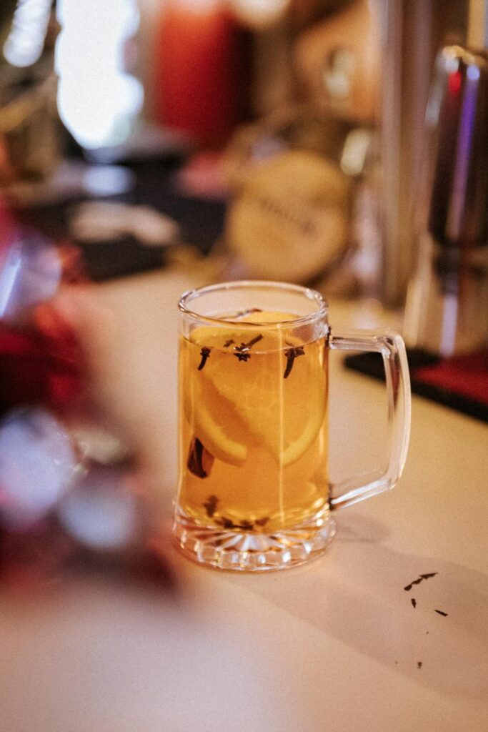 Koktajle Tarnowskie Góry smakują najlepiej, gdy zaczynasz weekend w Dolna Bar z przyjaciółmi. Piątek i sobota to u nas czas na spritze, autorskie drinki i dobrą zabawę do późna.