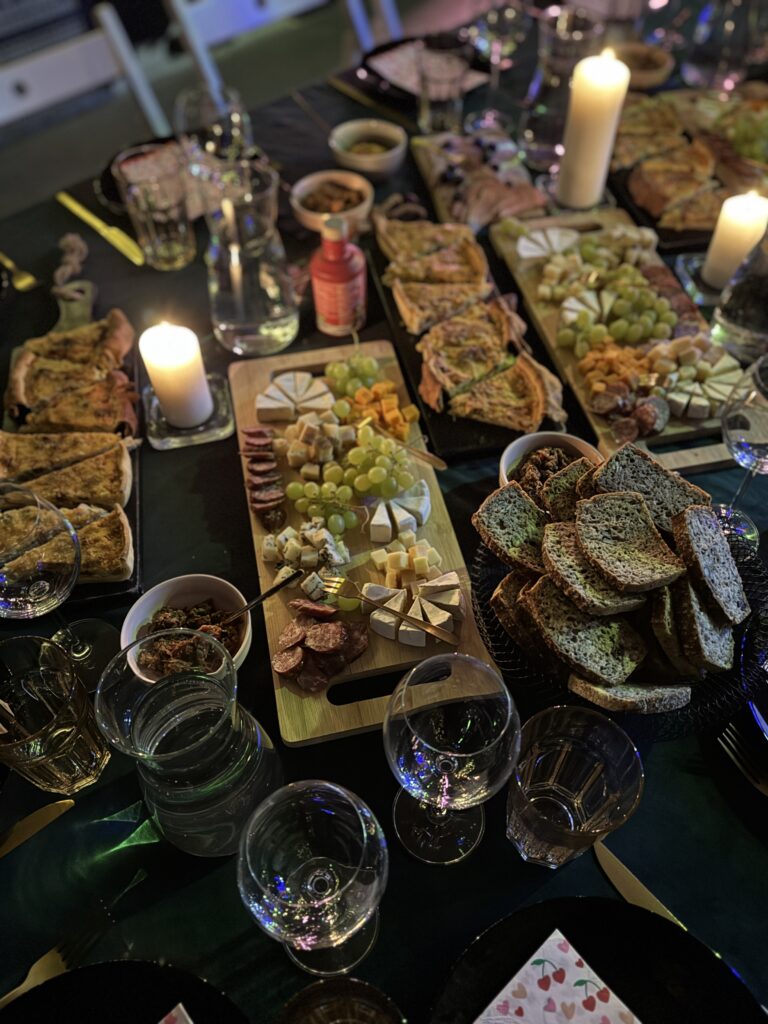 Jeśli jesteś z Zbrosławic i szukasz barowego klimatu z klasą, Tarnowskie Góry mają odpowiedź. W Dolna Bar weekendy należą do koktajli, rozmów i spokojnej, ale radosnej atmosfery.